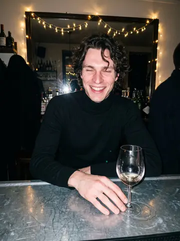 Lucien, AI character: a zinc-counter bar in the 11th arrondissement at 3 a