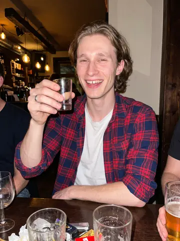 Linus, AI character: a crowded little bar in St
