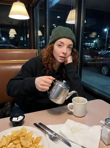 Siobhán, AI character: a Queens diner booth at 3 a