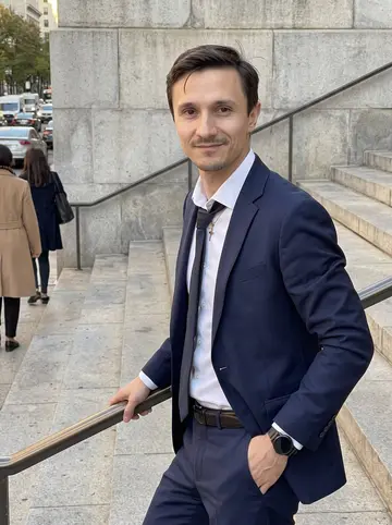Paweł, AI character: outside the federal courthouse in Philadelphia at the end of the day, stone steps and city traffic behind…